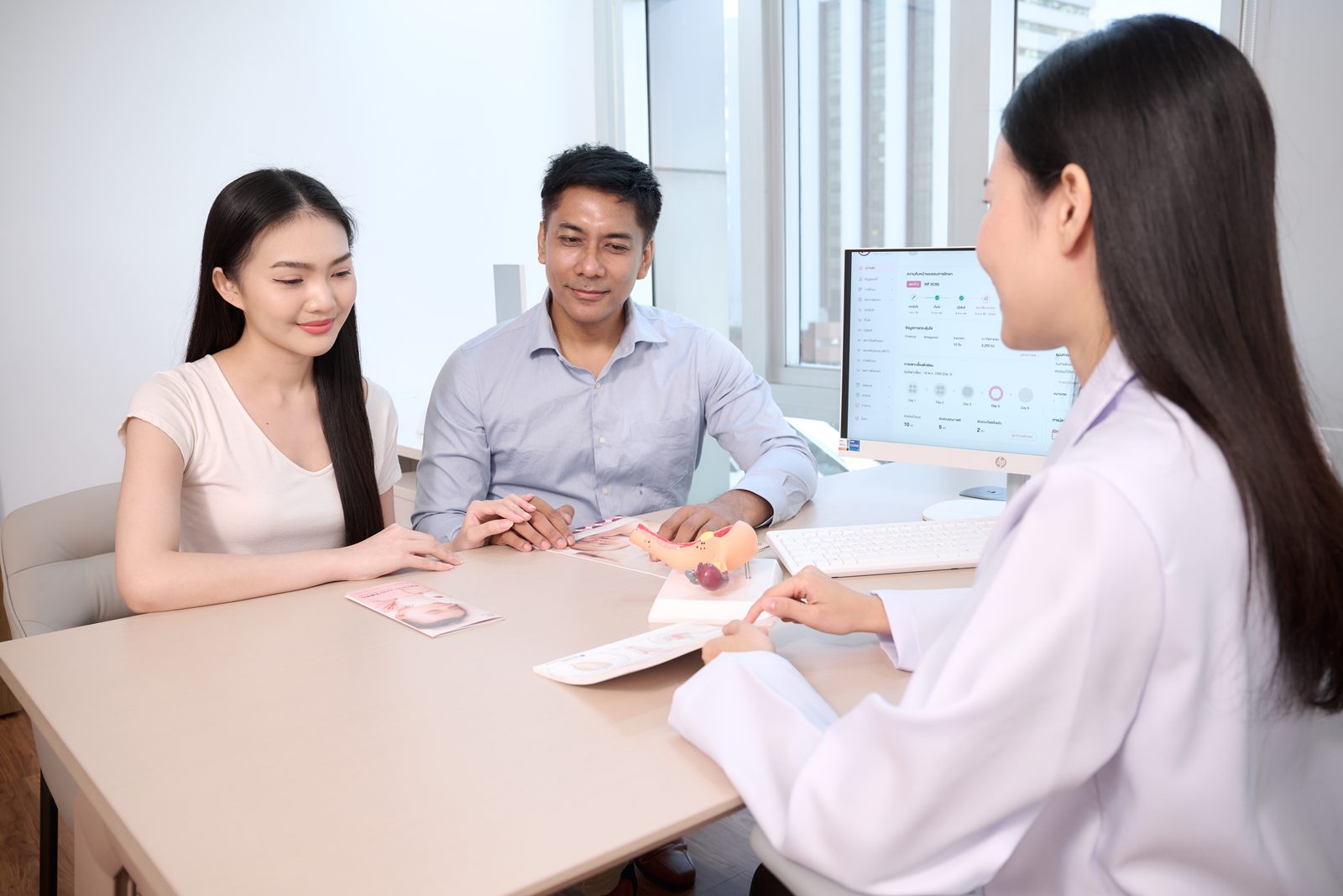 คู่รักเข้ารับคำปรึกษากับแพทย์ผู้เชี่ยวชาญที่ Angel Baby IVF Clinic กรุงเทพฯ