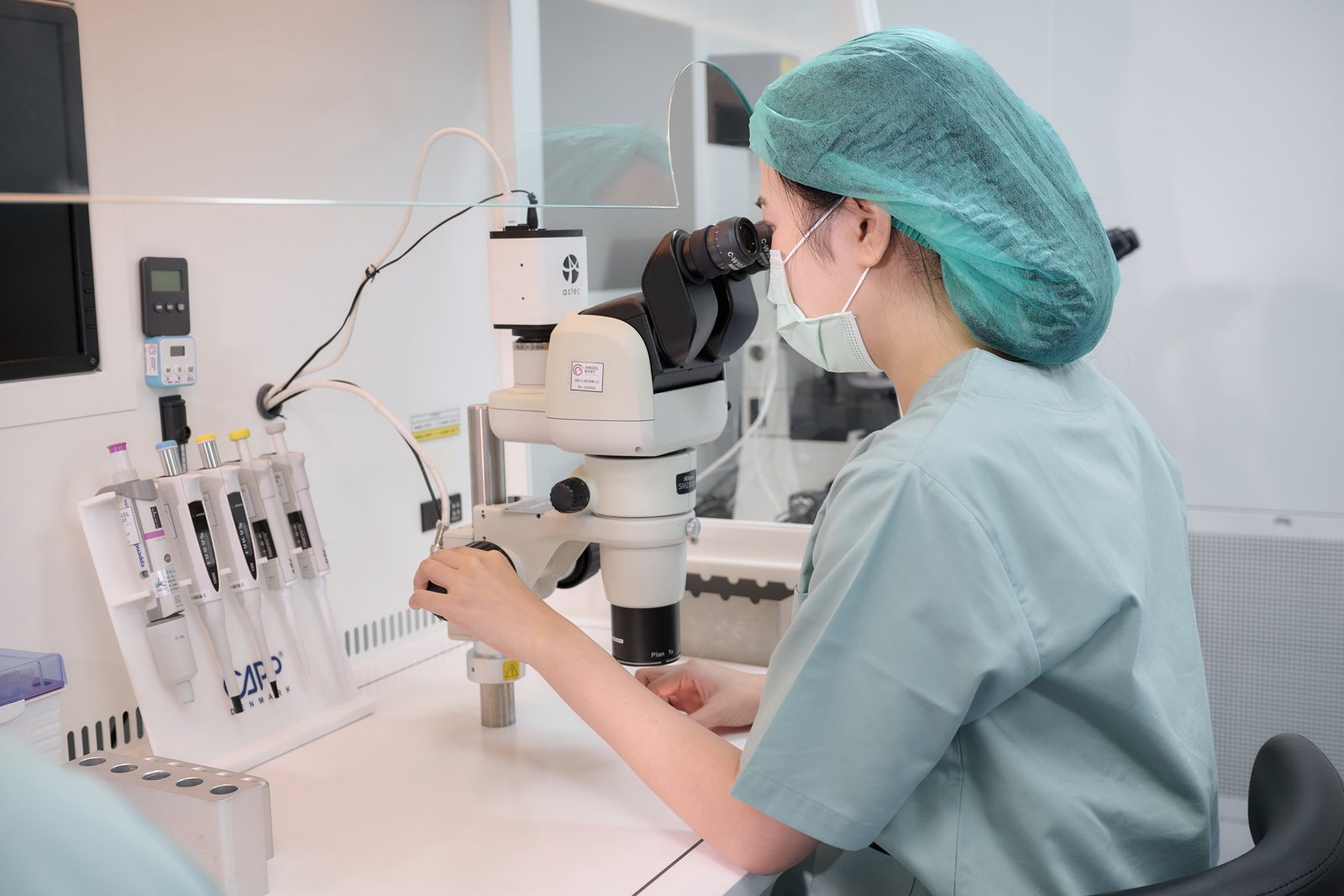 นักวิทยาศาสตร์ตัวอ่อนทำงานผ่านกล้องจุลทรรศน์ในห้องปฏิบัติการของ Angel Baby IVF Clinic